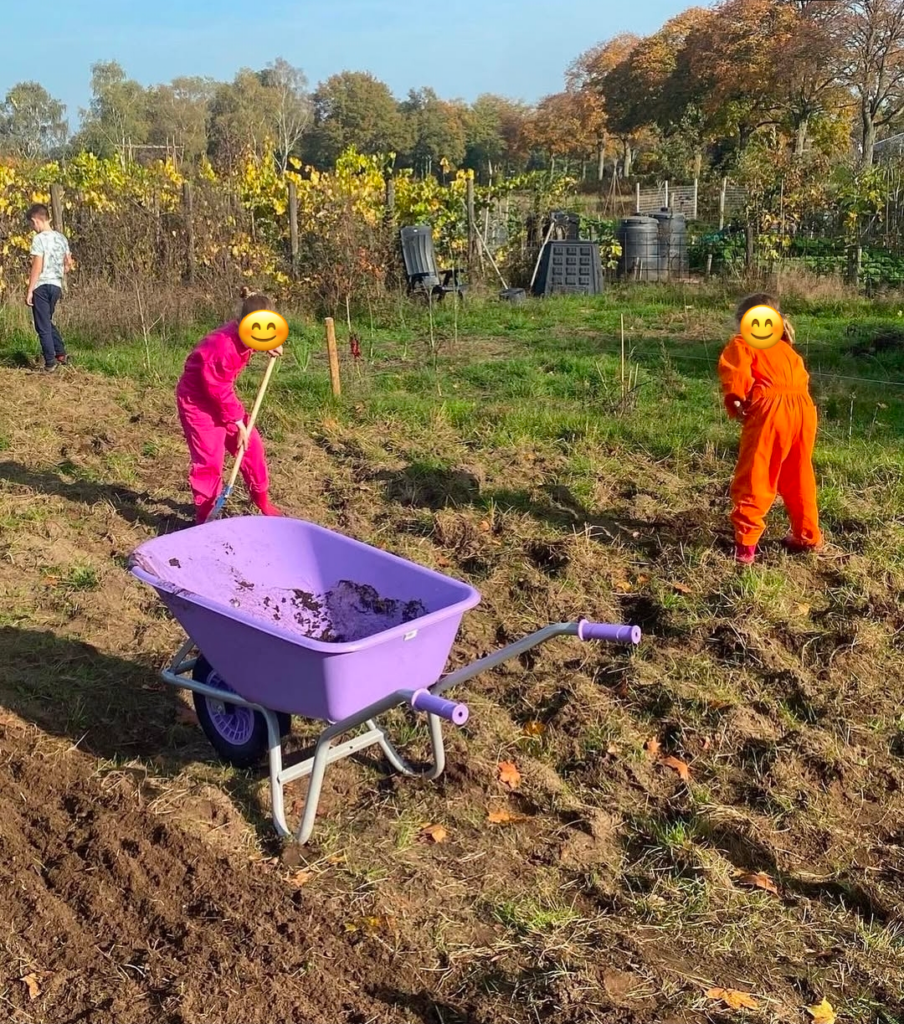Kinderen met de schep en kruiwagen